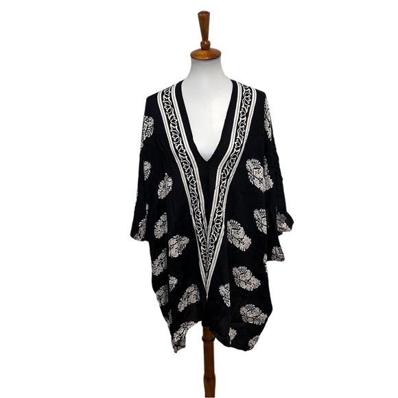 & the why Tops - NWT & The Why Kimono Black One Size